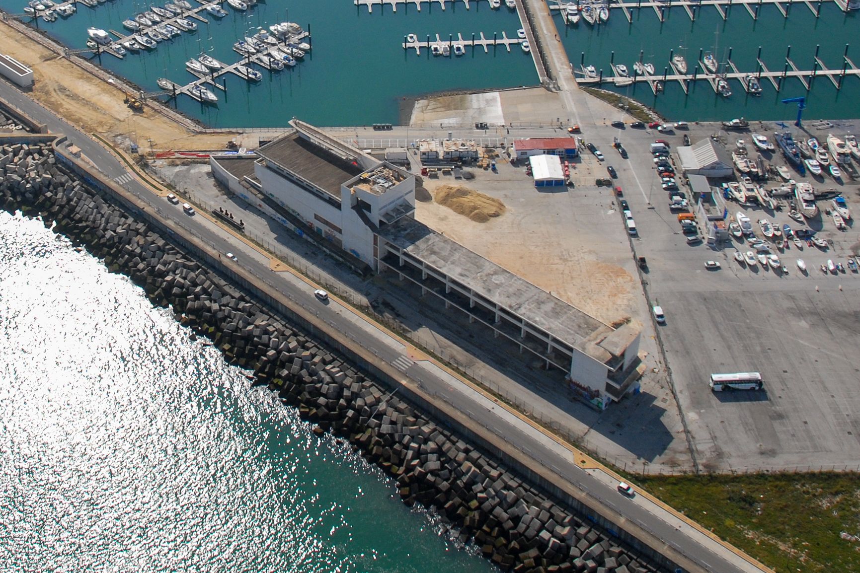 Imagen aérea del edificio sobre el que se iba a construir el hotel de cinco estrellas en la Punta de San Felipe, Puerto América.