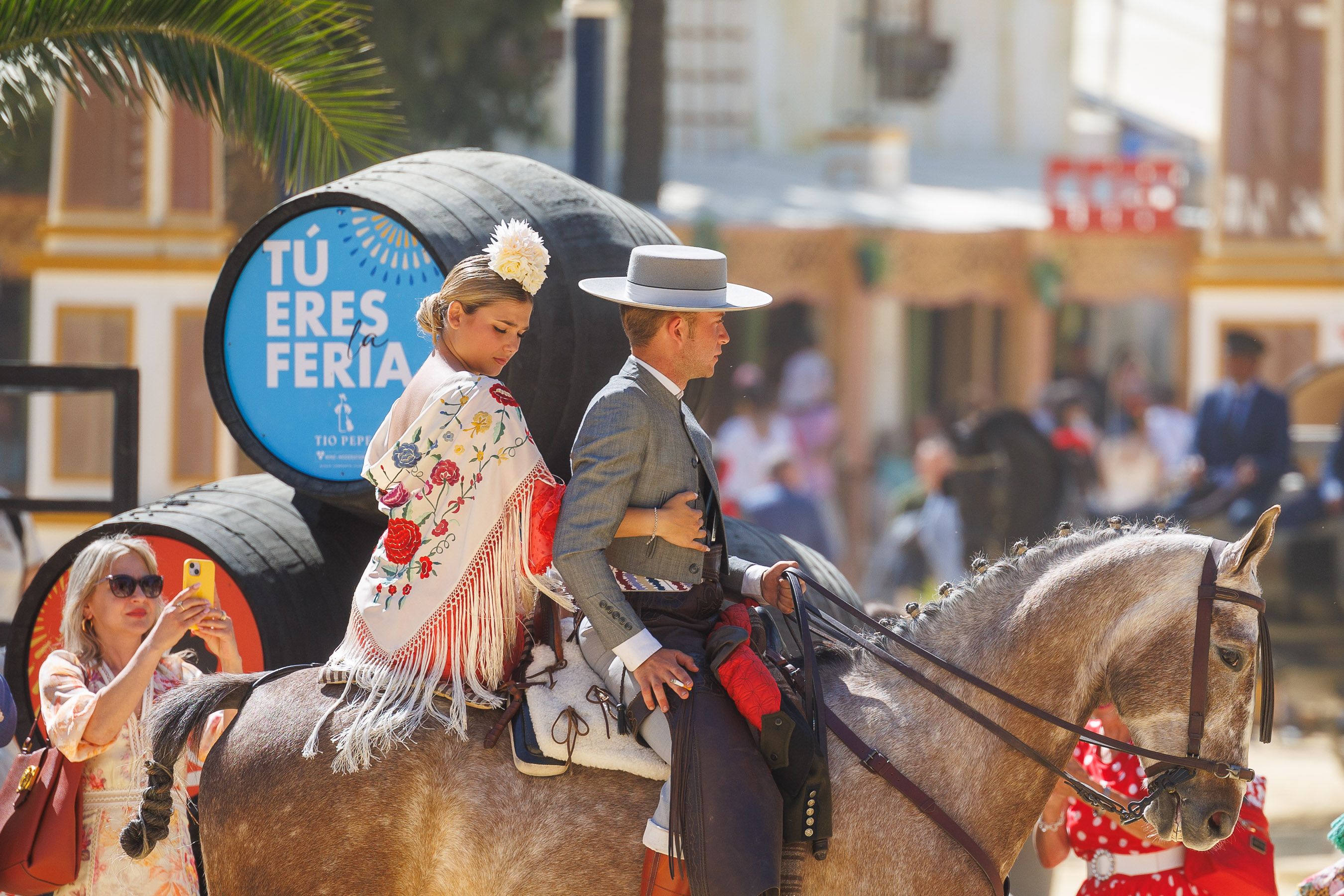Un paseo a caballo por la Feria de Jerez, este sábado.
