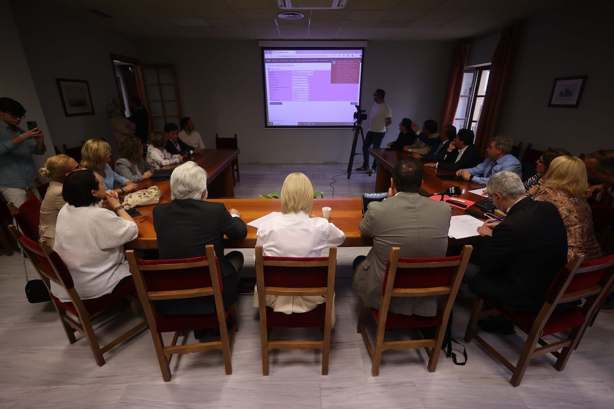 El pleno extraordinario celebrado en el Ayuntamiento de Jerez para designar a los integrantes de mesas electorales en las elecciones europeas.