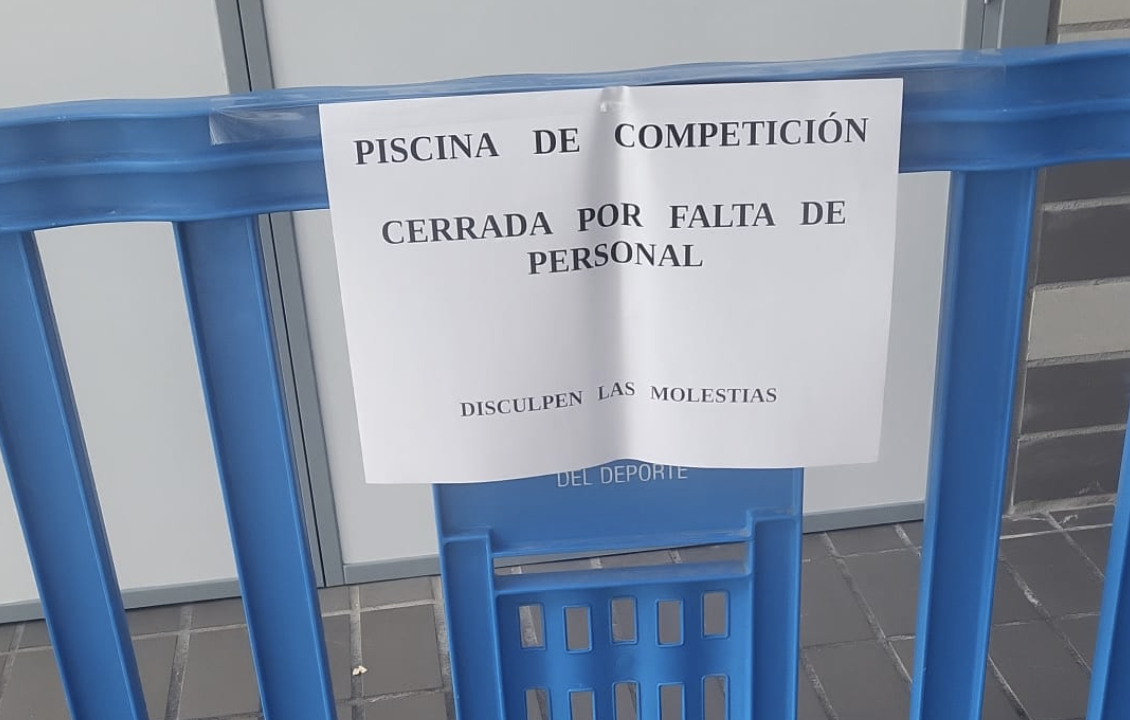 Piscina del Complejo Ciudad de Cádiz, cerrada por falta de personal.