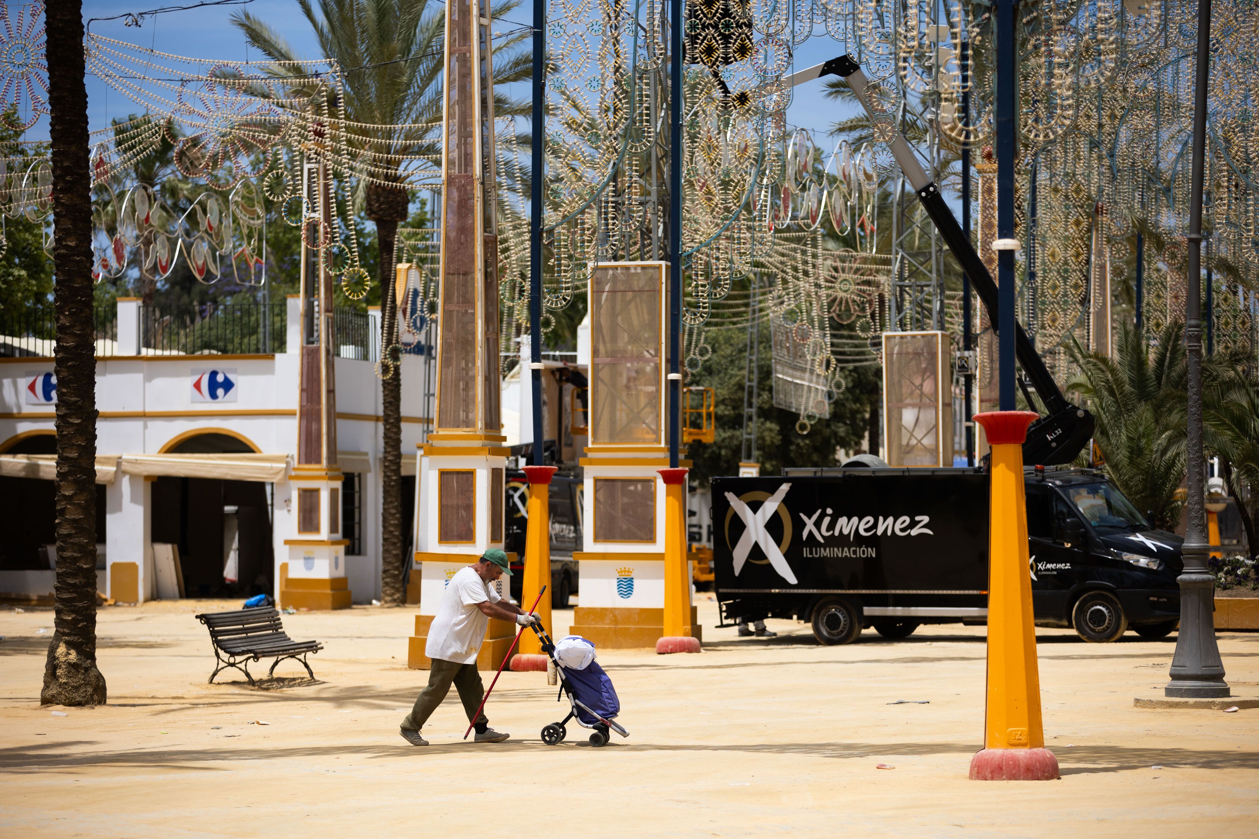 Desmontaje del alumbrado decorativo de la Feria de Jerez, en la última edición.