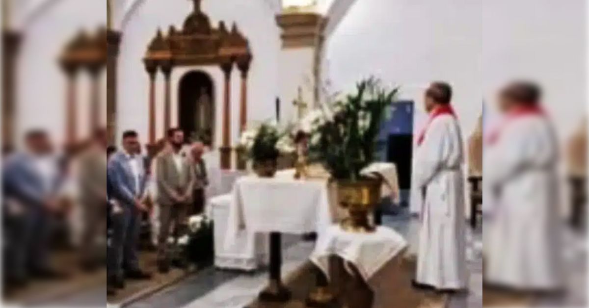 Imagen de la boda entre dos hombres en una iglesia.