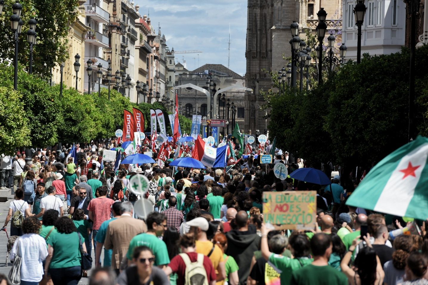 Manifestación educativa convocada por los sindicatos en la Avenida de la Constitución de Sevilla.