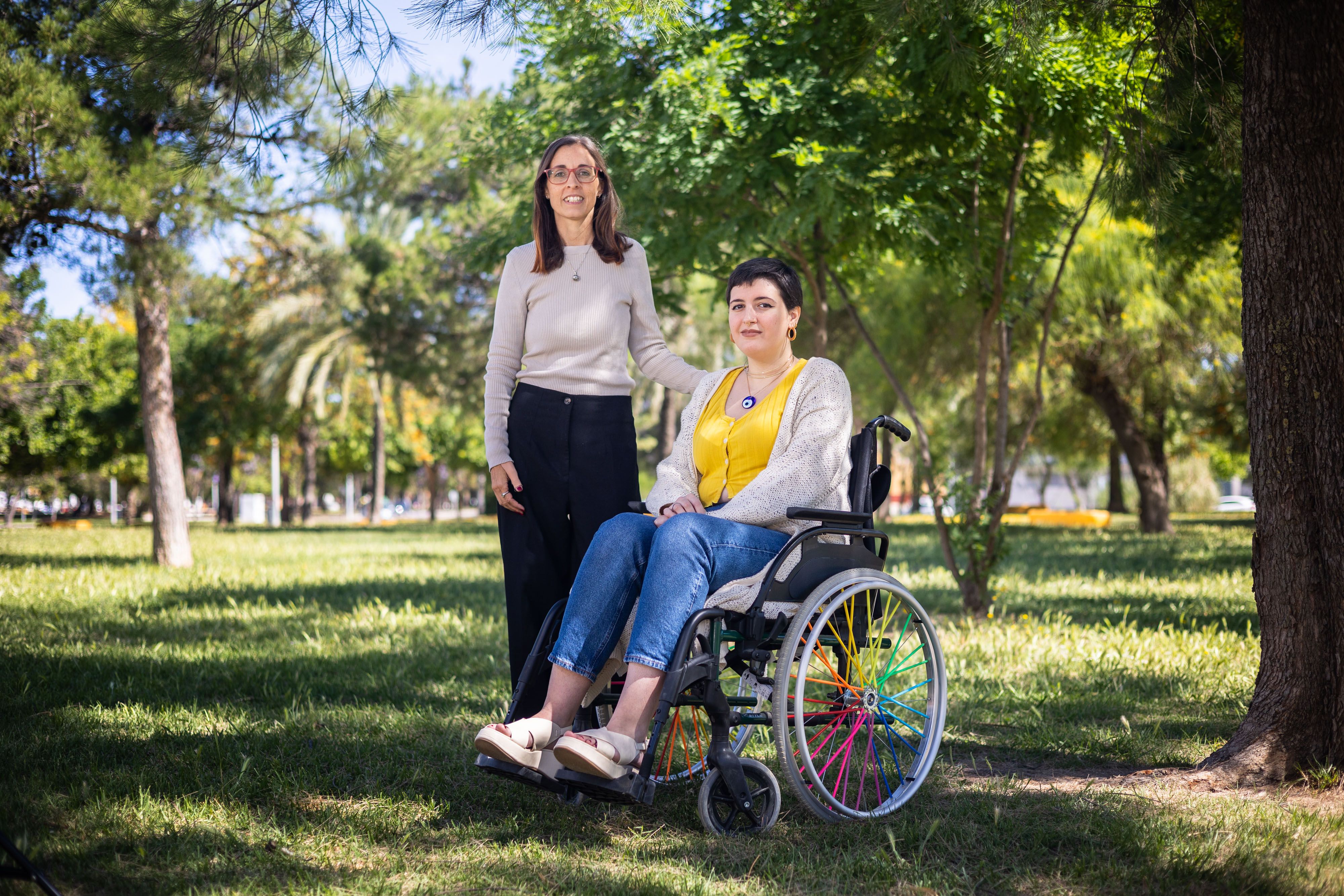 Mari Ángeles Docampo y Ana Belén Torrejón, pacientes con el síndrome de Ehlers-Danlos, que afecta al 'pegamento' de la piel.