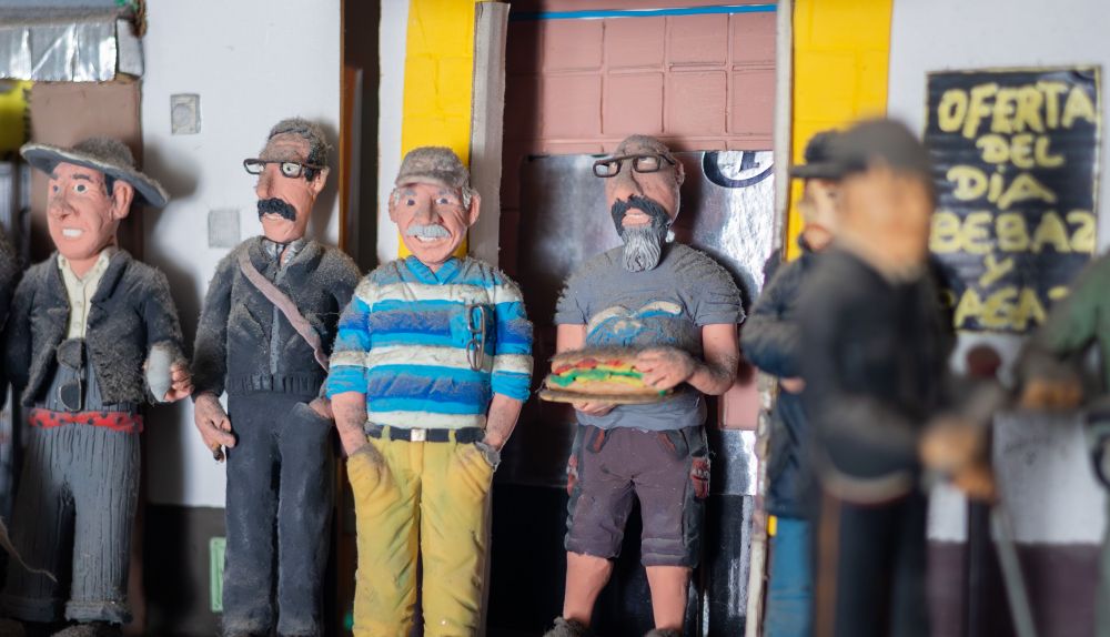 Algunos de los muñecos expuestos en el bar ubicado junto a la Plaza de Abastos.
