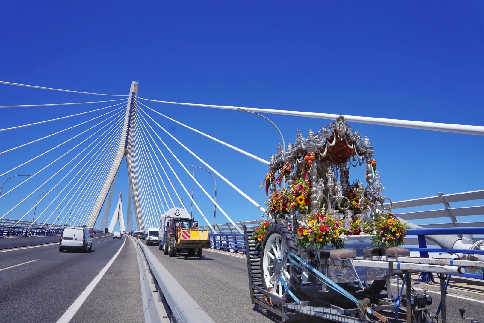 La hermandad del Rocío de Cádiz, a paso por el puente de la Constitución de 1812 camino de Almonte.