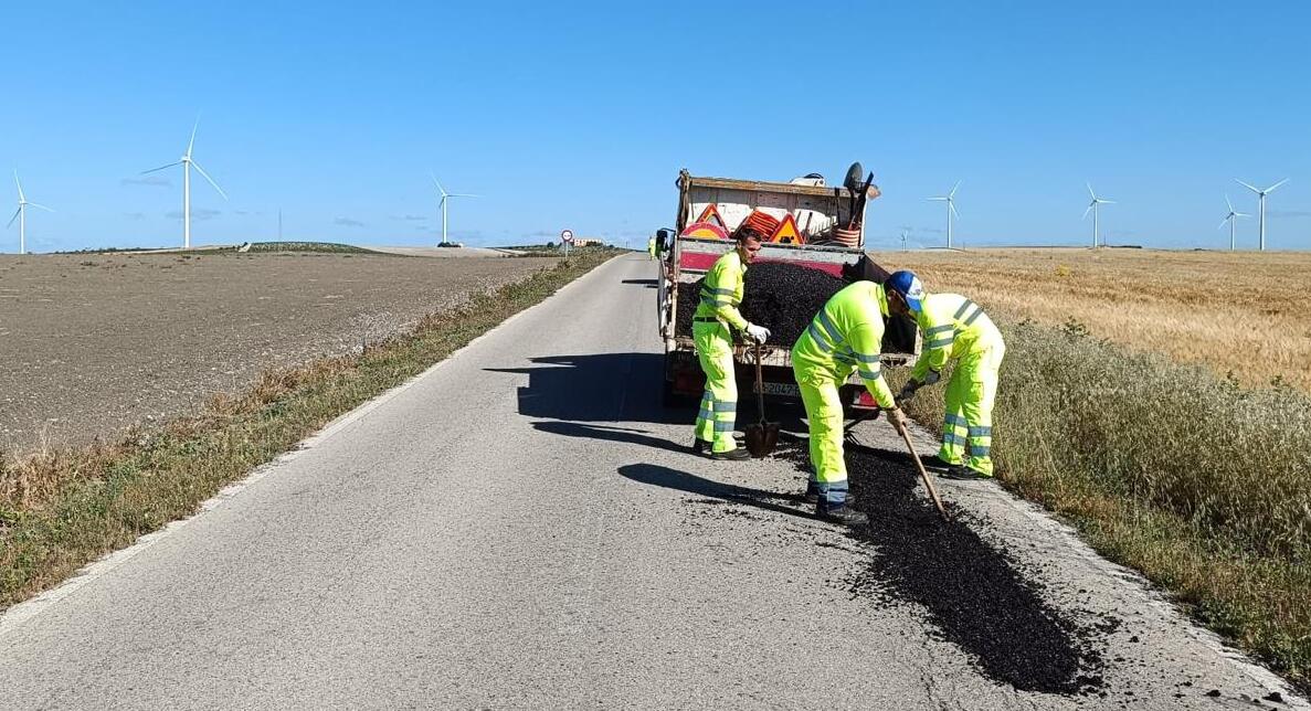 Operarios trabajando en la carretera que une Jerez con Sanlúcar.
