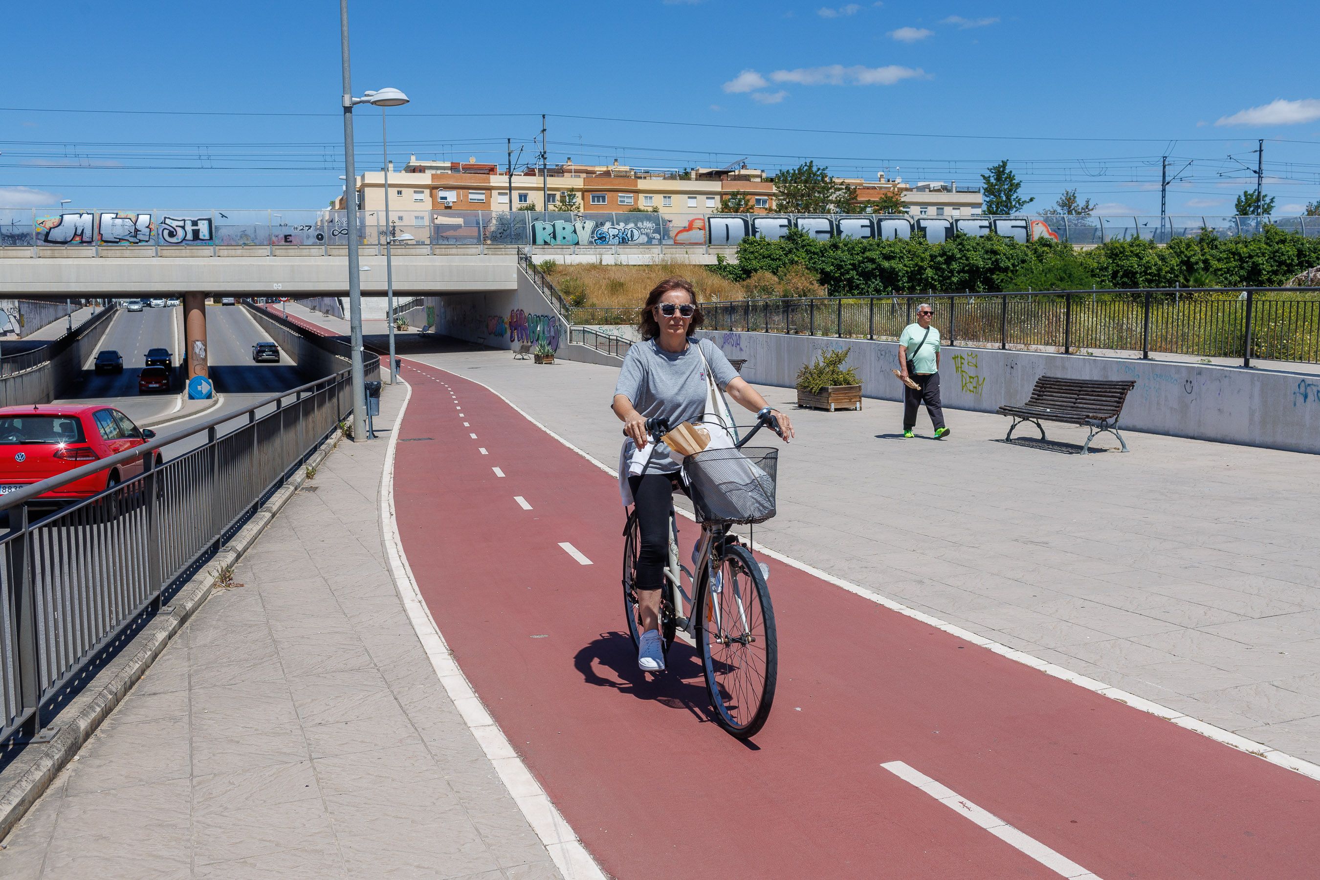 Zona de la avenida de La Pepa, junto a Hipercor en Jerez, donde se levantará el futuro apeadero de la zona norte.