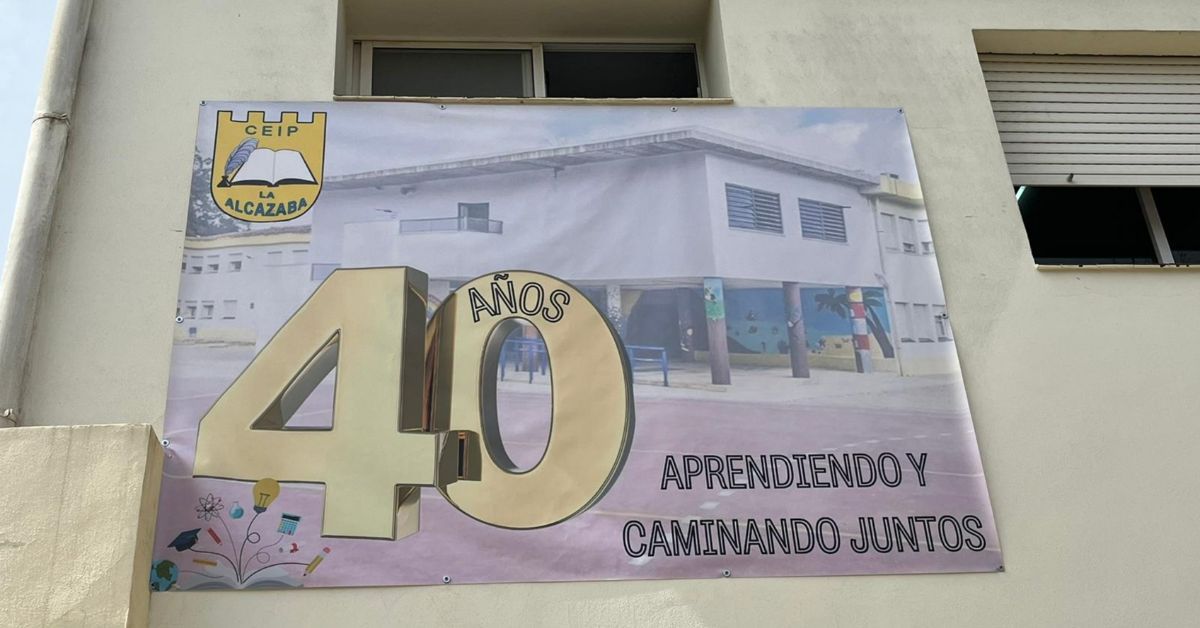 Cartel del 40 aniversario en la fachada del colegio. 