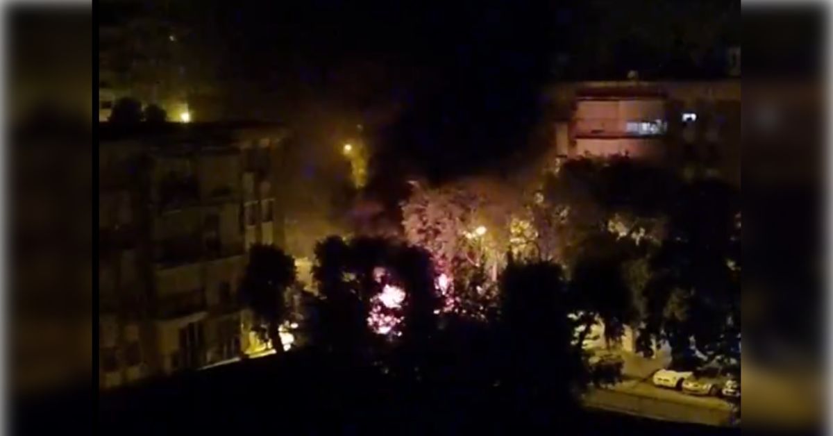 El fuego por el incendio de varios coches en La Macarena, en una imagen compartida por un vecino.