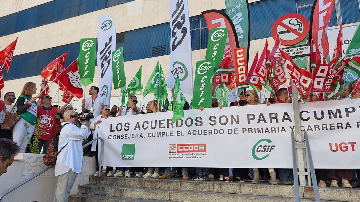 Movilización de los sindicatos en el Hospital Puerta del Mar de Cádiz,como en otros puntos de Andalucía, para mejorar la Atención Primaria.