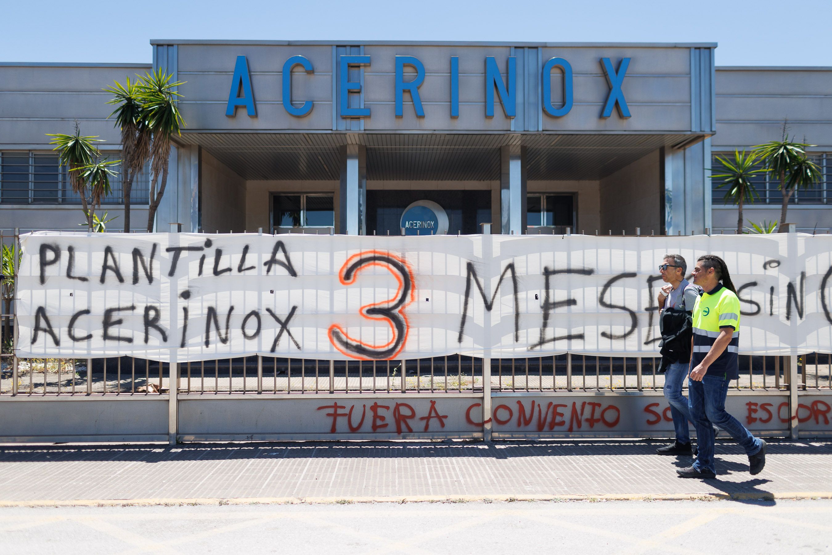 Planta de Acerinox en Los Barrios con las protestas de los trabajadores.