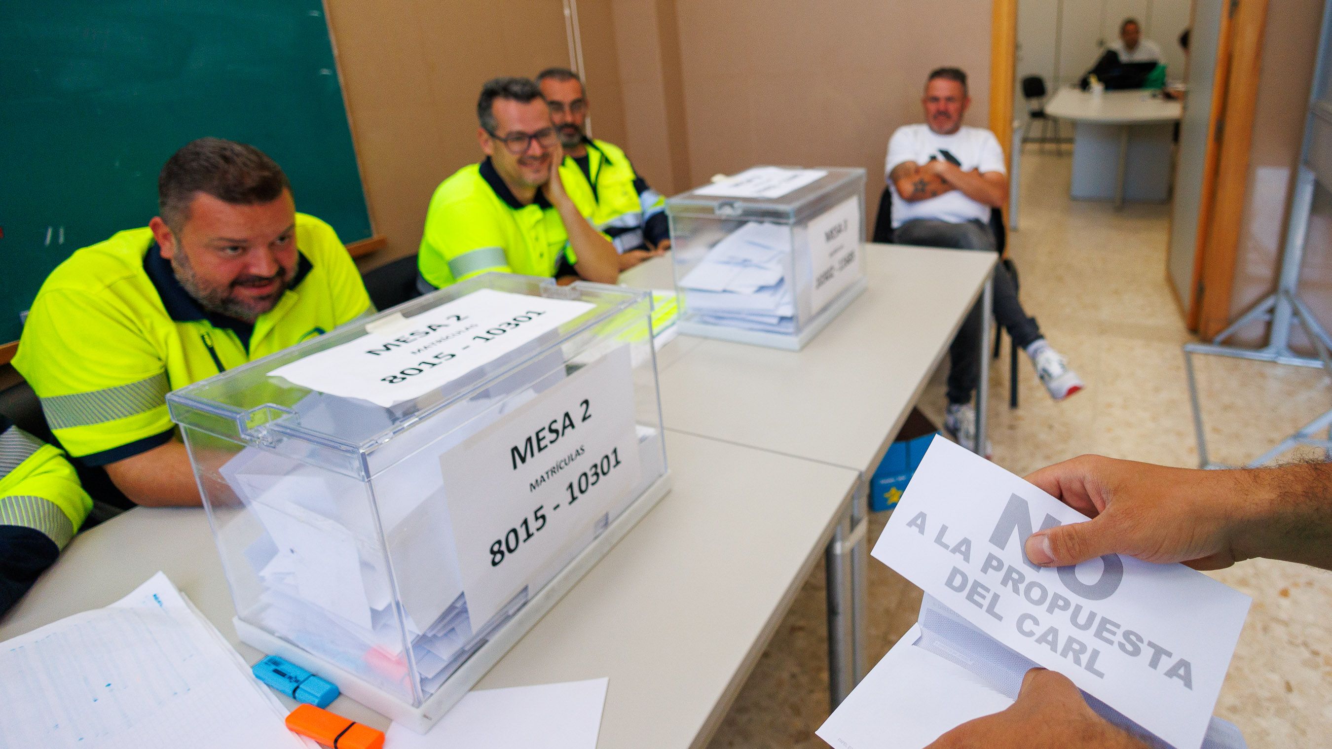 Un momento de las votaciones de este jueves en la planta de Acerinox, con una papeleta con el 'no' en la mano de un trabajador.
