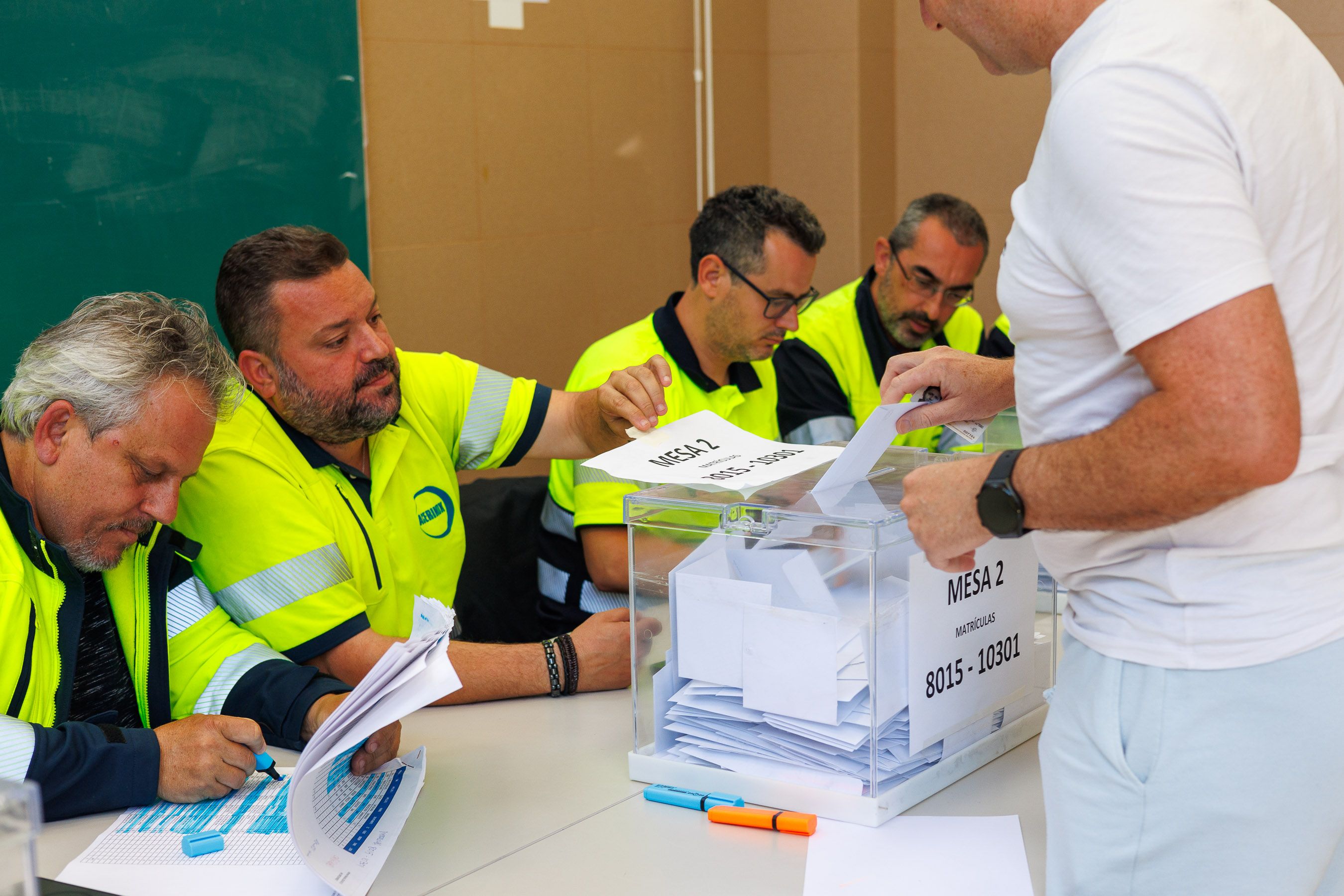 Un momento de las votaciones de este jueves en la planta de Acerinox, con una papeleta con el 'no' en la mano de un trabajador.