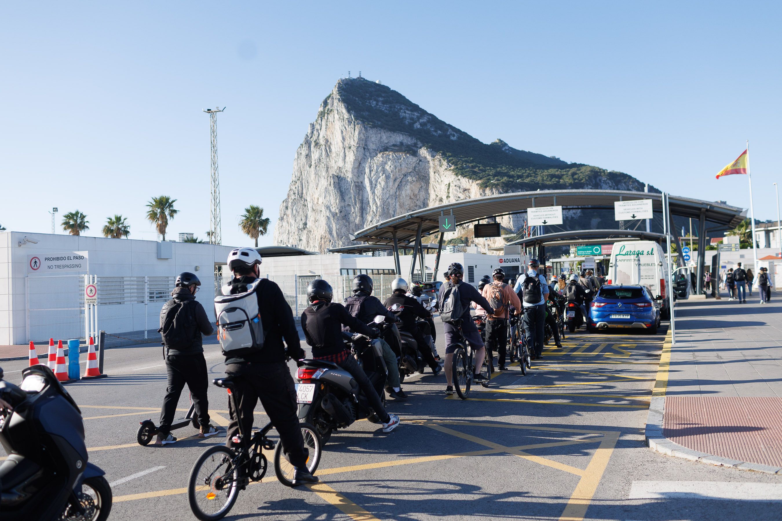 Colas este pasado jueves a las puertas de la Verja, fundamentalmente de trabajadores transfronterizos que cruzan cada día desde La Línea hasta Gibraltar..
