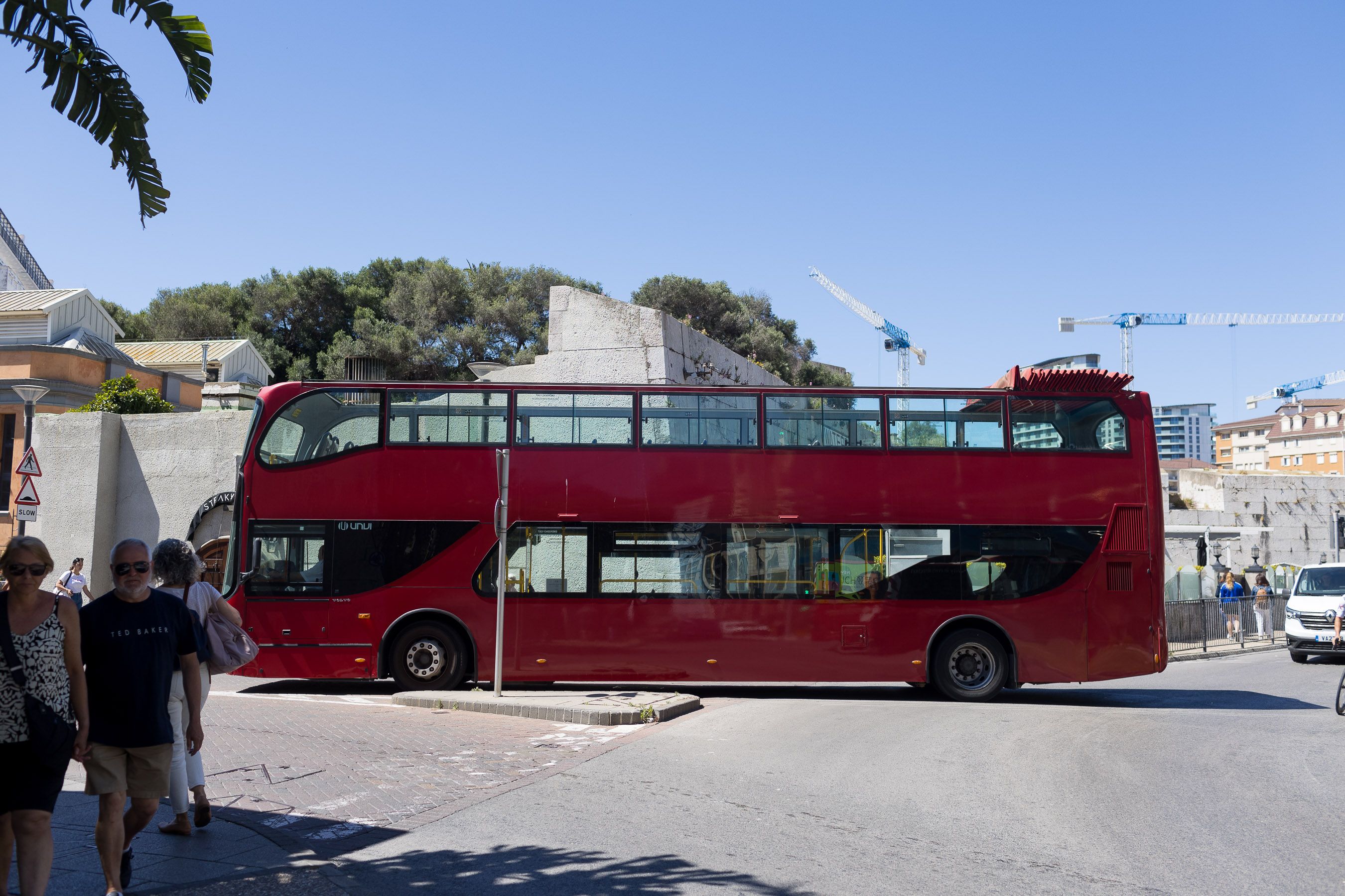 Gibraltar. Un autobús en la Verja, en una imagen de este verano.