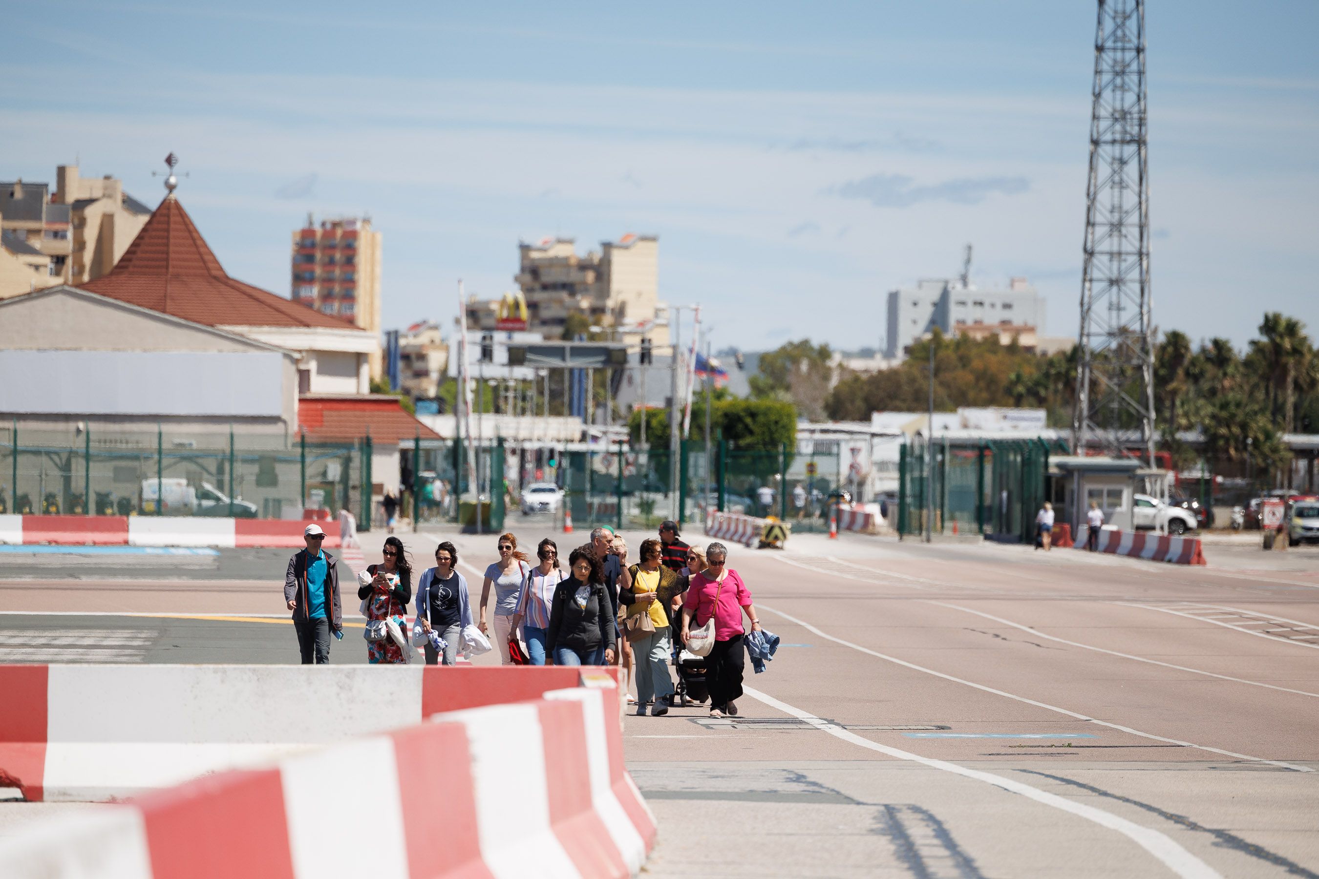 Viajeros atraviesan a pie la pista del Aeropuerto de Gibraltar.