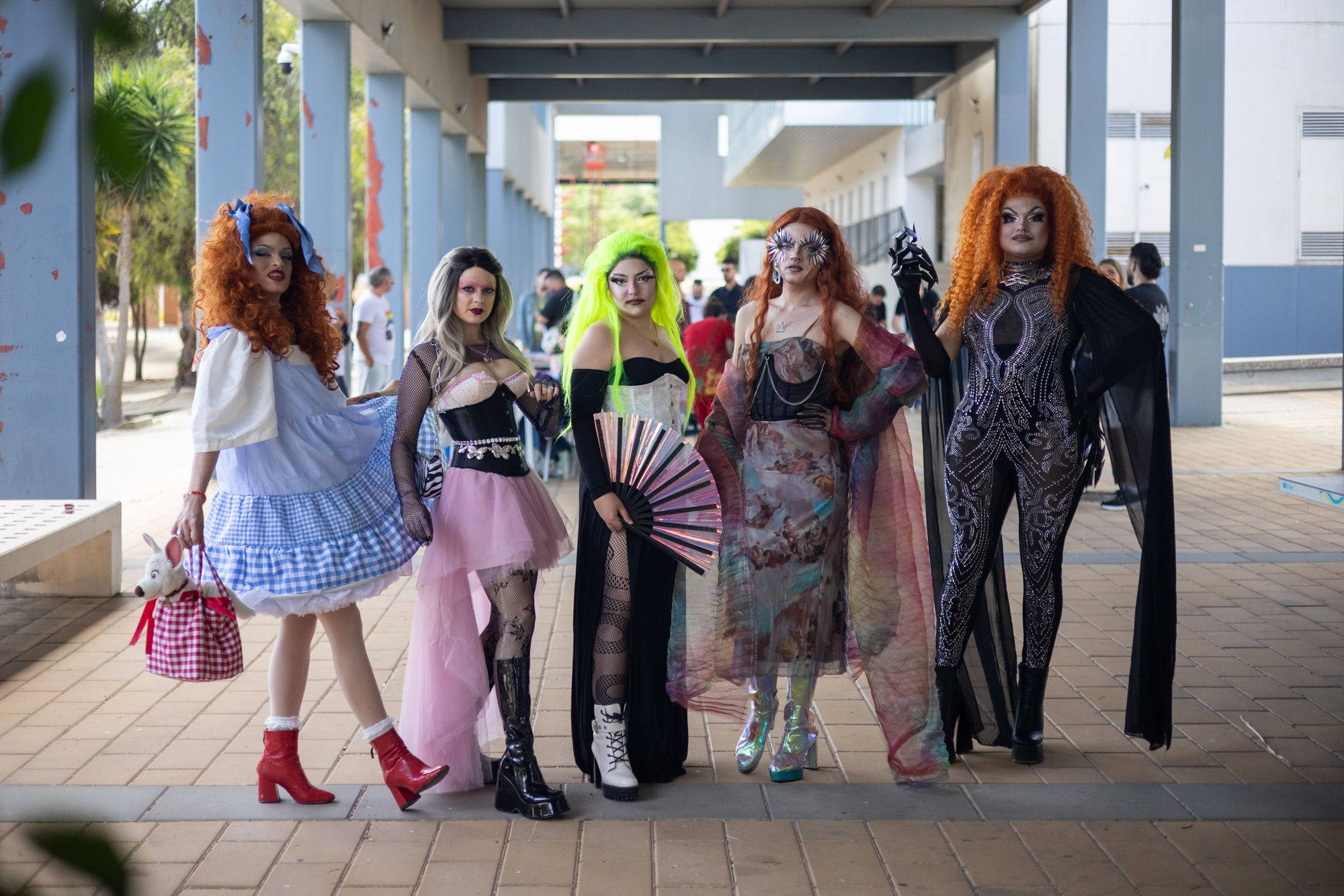 Crisálida, Mina Velvet, Orquídea y Ecclesia, junto a la compañera a la que maquillaron en directo, en el Campus de Jerez de la UCA. 