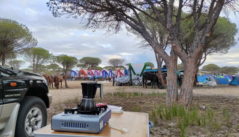 El despertar de la hermandad tras la noche con todos los carros en semicírculo y las cafeteras para los desayunos.