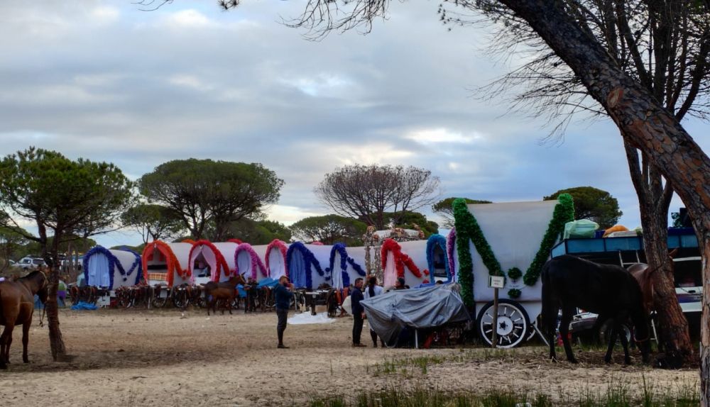 Los carreros preparando las carretas para la salida, tras caer una fina lluvia. 