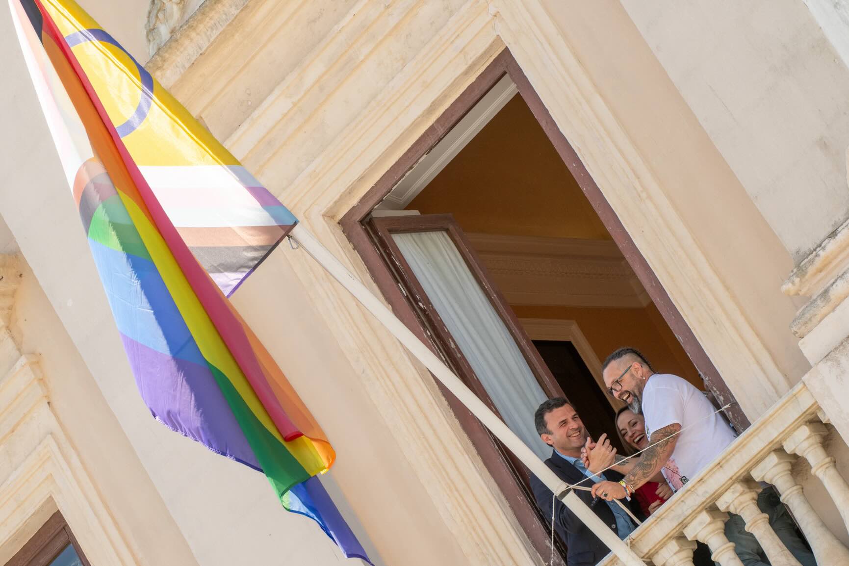 Bruno García, alcalde de Cádiz, en el momento de la izada de la bandera LGTBIQ+ en el balcón del Ayuntamiento, este viernes.
