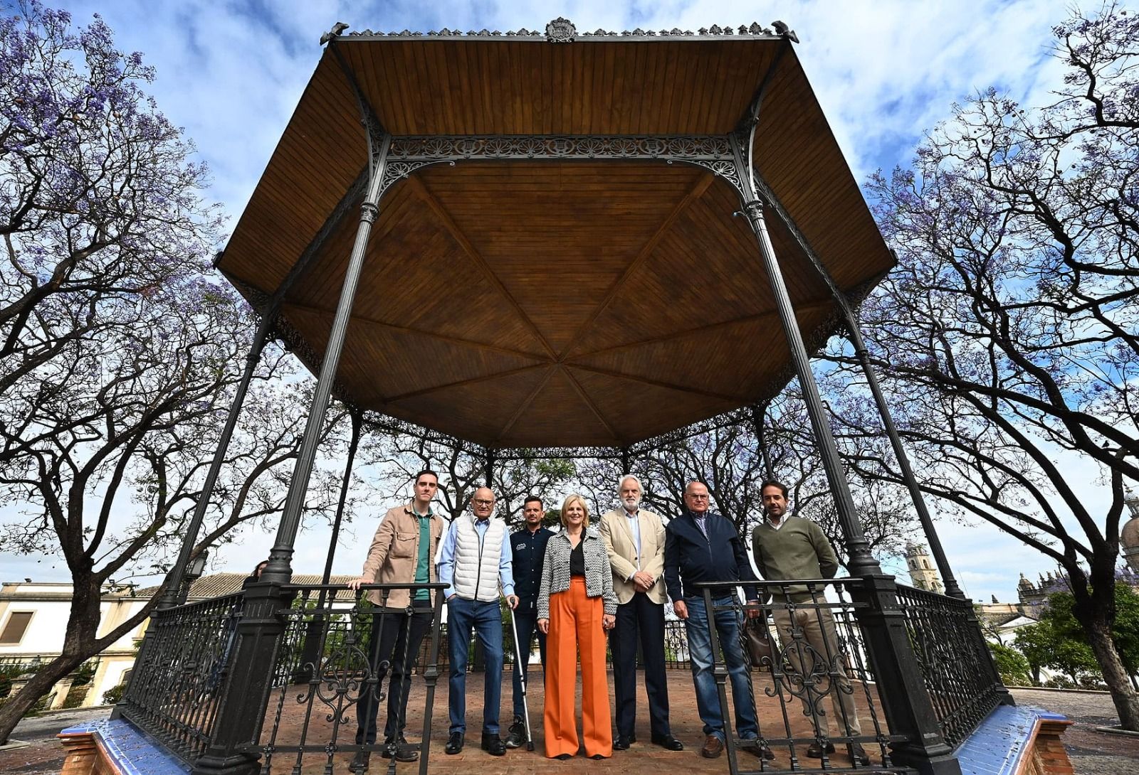 La alcaldesa de Jerez y su equipo de trabajo, en el Templete de la Alameda Vieja, uno de los proyectos en el centro.