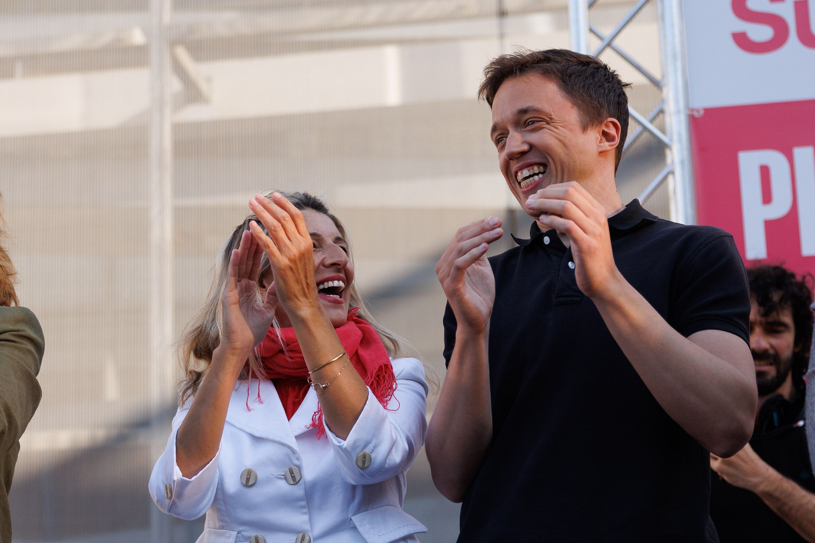 Íñigo Errejón en Jerez en un acto de Sumar, con Yolanda Díaz al fondo.