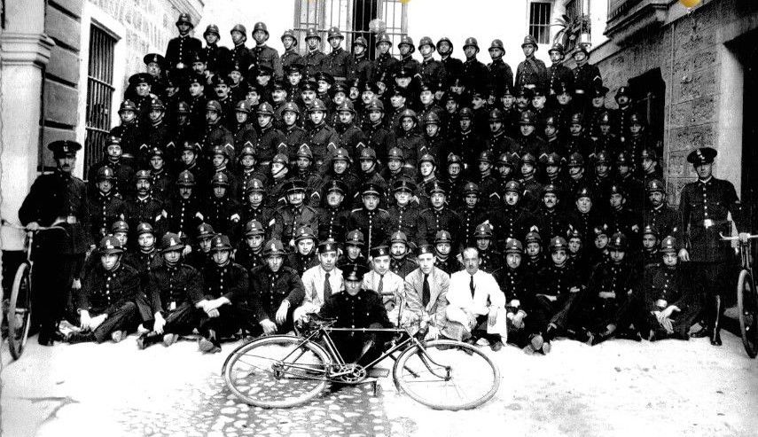 La Policia Municipal de Cádiz, formada junto al Ayuntamiento, en una foto a principios del siglo XX.