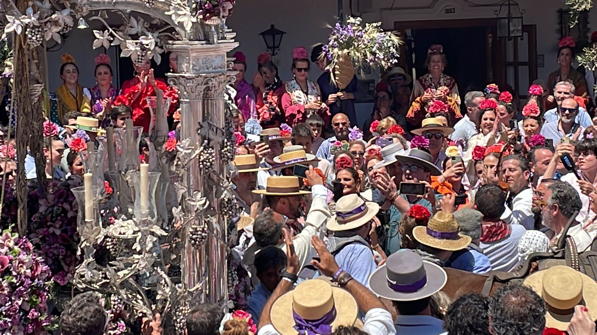 ¡Ya está aquí Jerez!: la hermandad, entre multitudes, ya está en El Rocío. Gran ambiente en la calle Muñoz y Pavón.