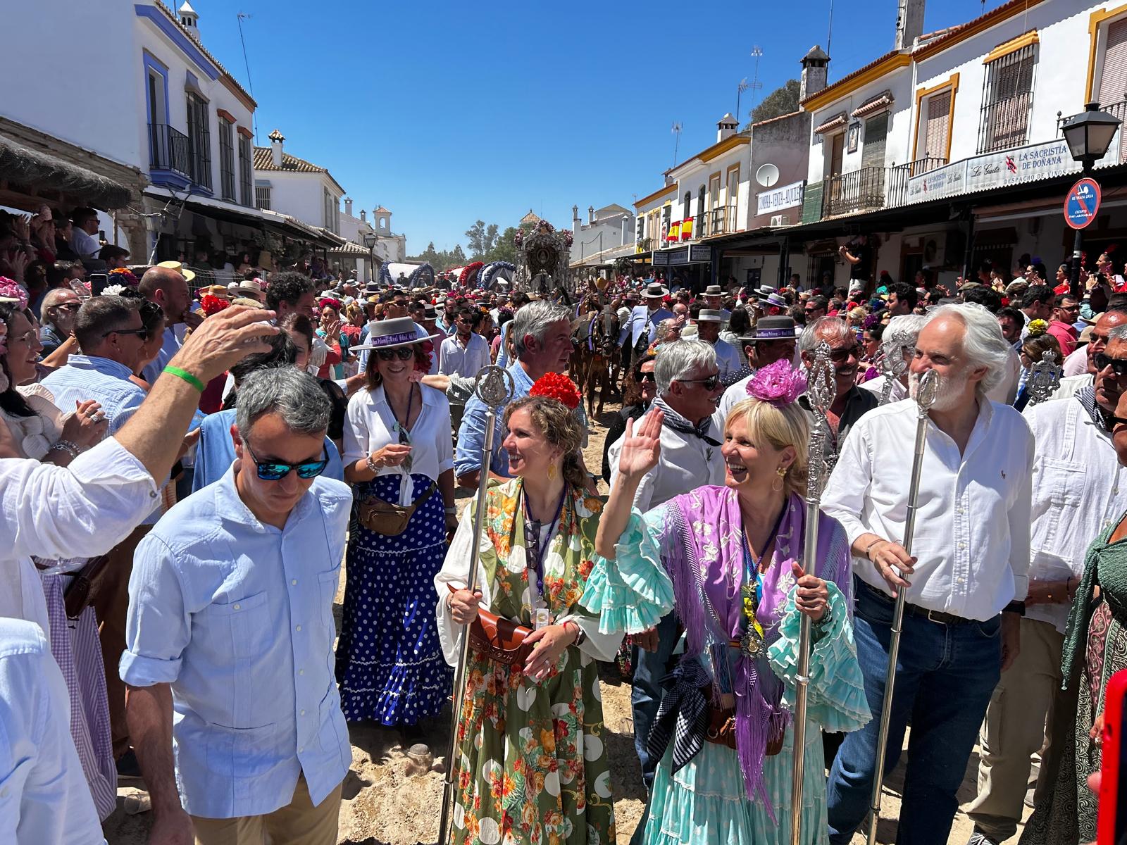 La alcaldesa de Jerez, María José García-Pelayo, junto a miembros del gobierno en la aldea de El Rocío.