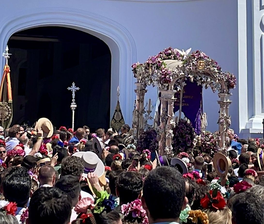 El Simpecado de Jerez ante la ermita en el momento de su presentación, rodeado de una gran multitud.