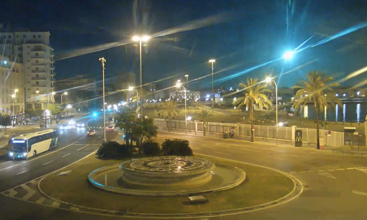 Bola de luz azul vista desde la plaza de Sevilla de Cádiz. AGUAS DE CÁDIZ