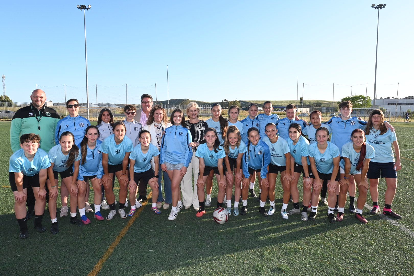 El Xerez Féminas FC recibe la visita de la alcaldesa, María José García-Pelayo.