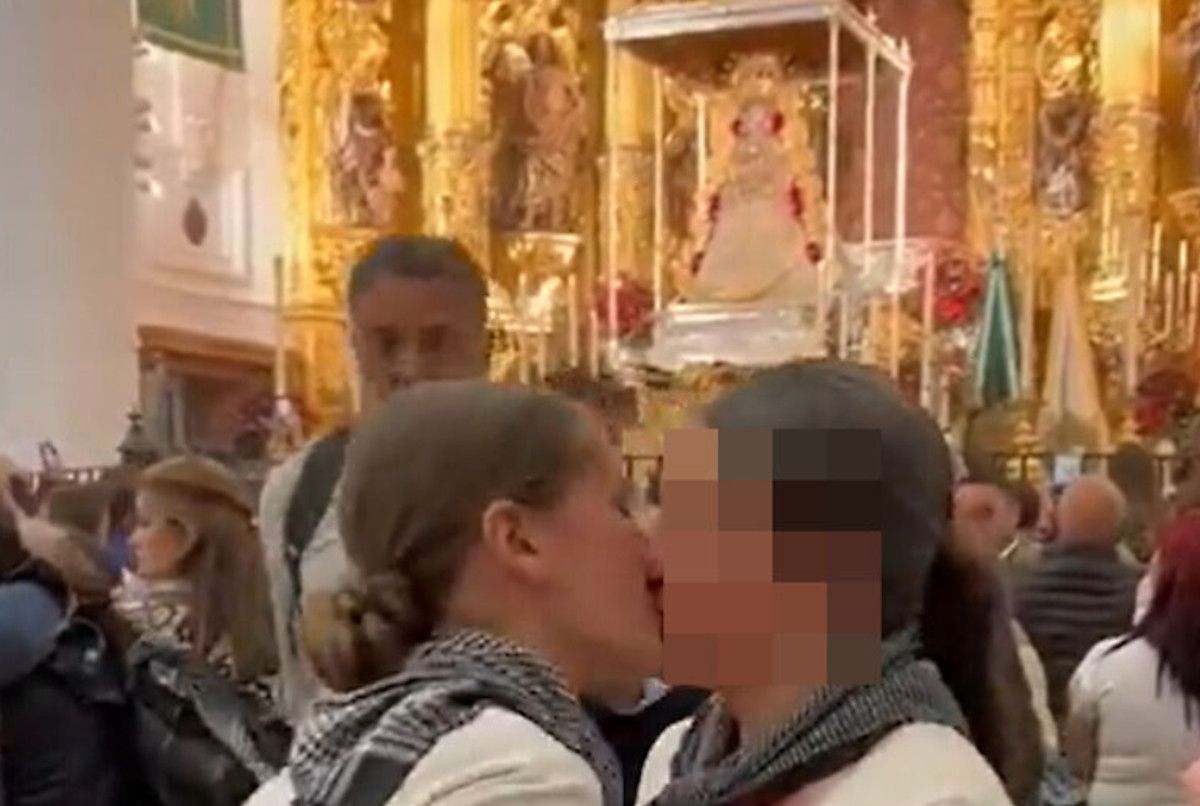 Emotiva pedida de matrimonio frente a la Virgen en El Rocío.