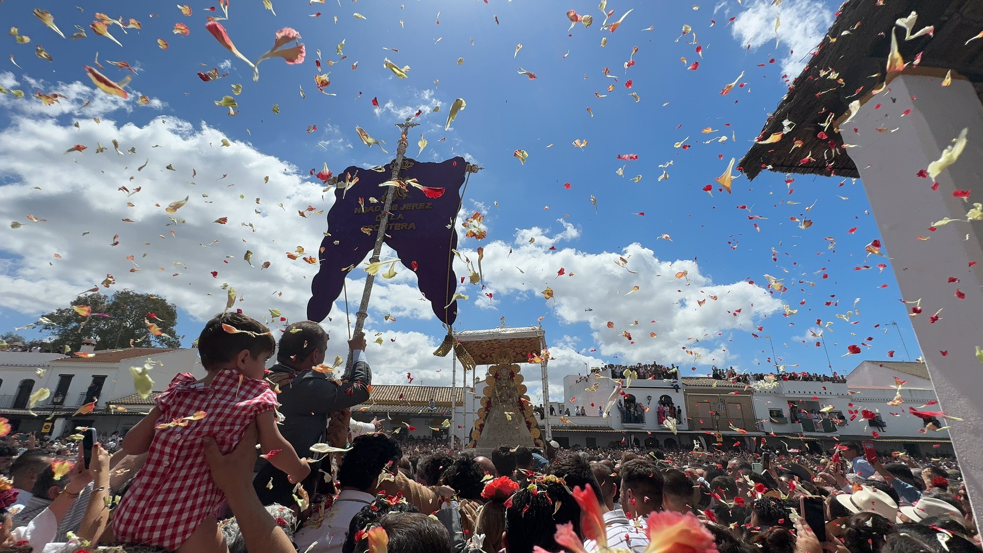 A las 12.45 horas la Virgen del Rocío recibía el rezo de la salve y los vivas clásicos de la romería por parte de la Hermandad de Jerez.