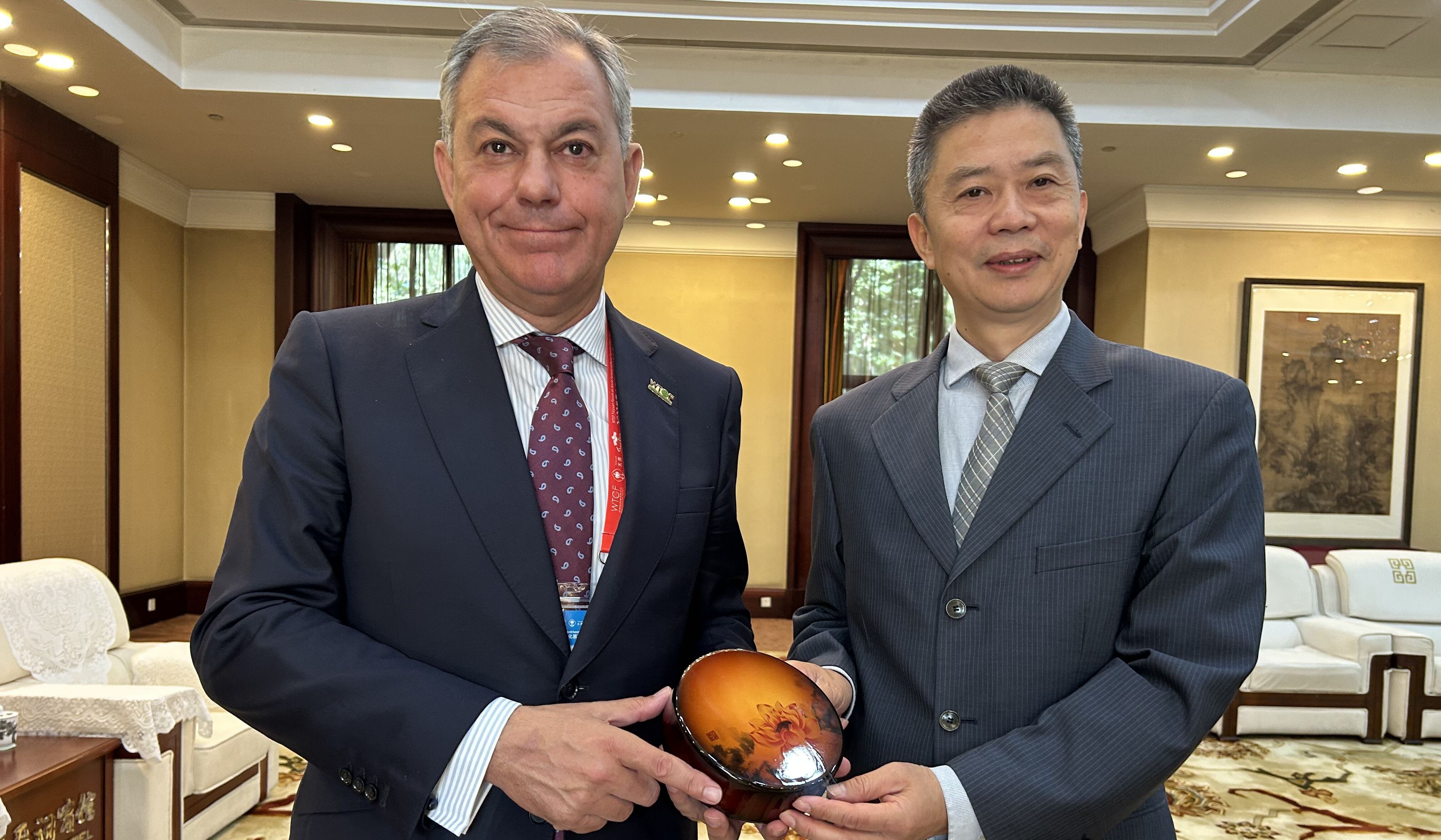 La última visita a China del alcalde de Sevilla, con el director de relaciones de Chongqing.