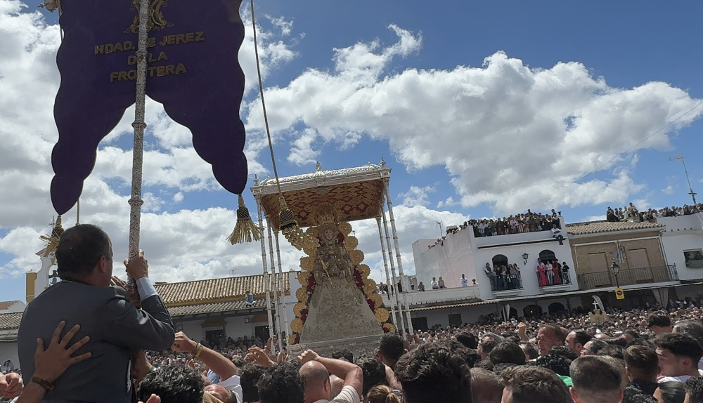 Segundos previos a la llegada de la Virgen antes de la petalada que le dio la bienvenida a Jerez.