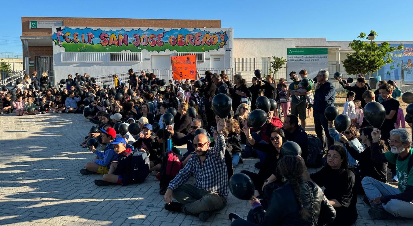 La concentración llevada a cabo este lunes en el CEIP San José Obrero de Jerez.