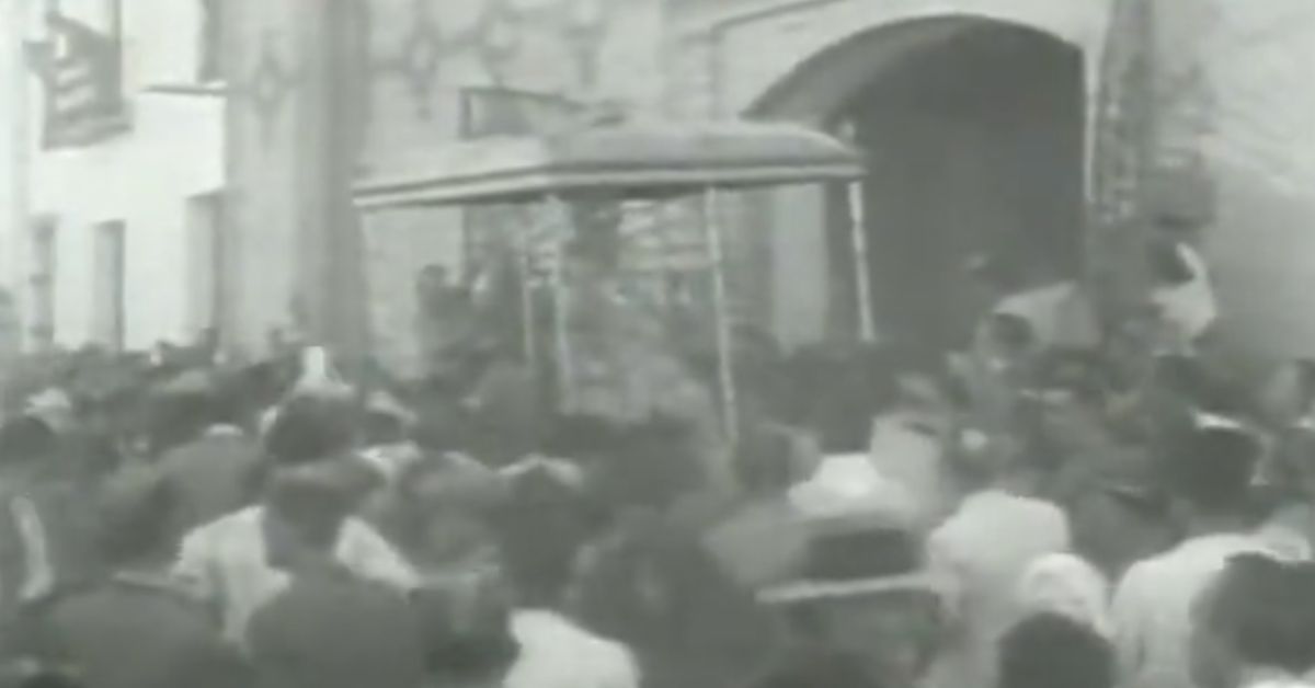 Una imagen antigua de la procesión de la Virgen del Rocío.