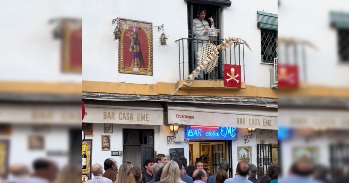 Pregón a la Cruzcampo en un bar de Sevilla.