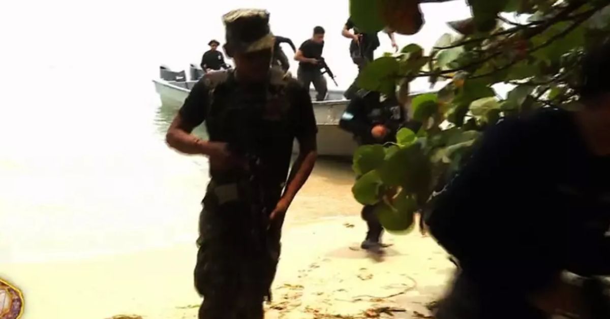 Los militares, desembarcando en una de las playas donde se realiza 'Supervivientes'.