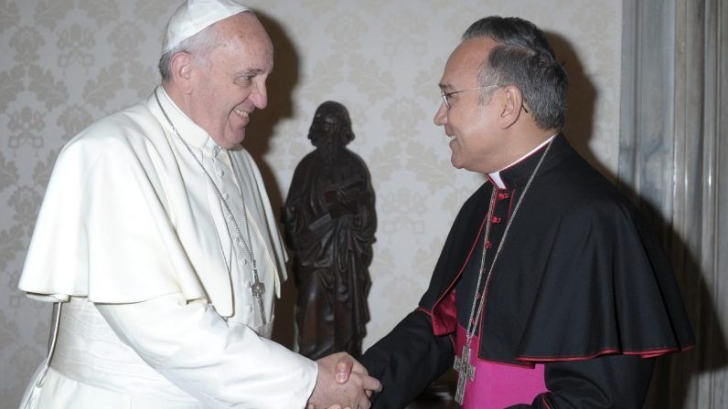 El Papa saludando a monseñor Edgar Peña. 