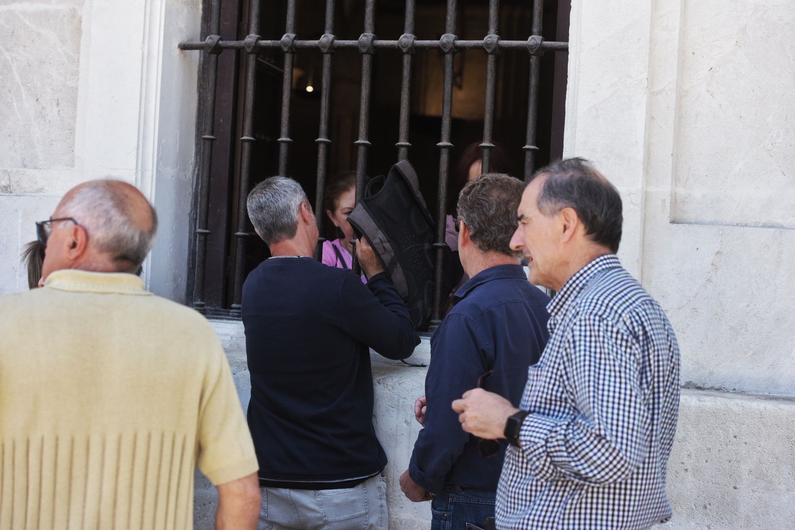 Trabajadores del rectorado de la Universidad de Sevilla recogen sus pertenencias.