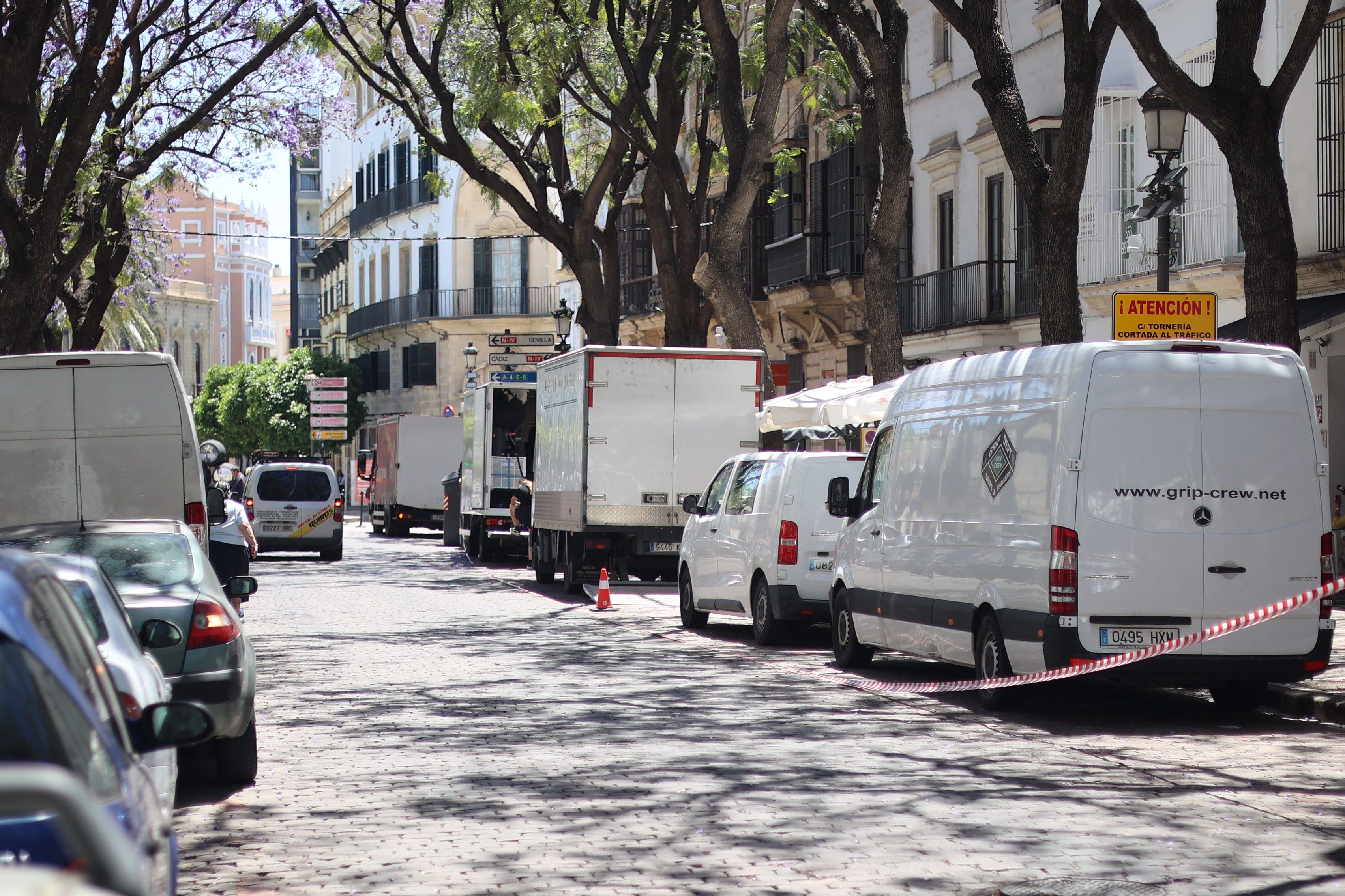 Camiones del rodaje de la nueva película en el centro de Jerez.