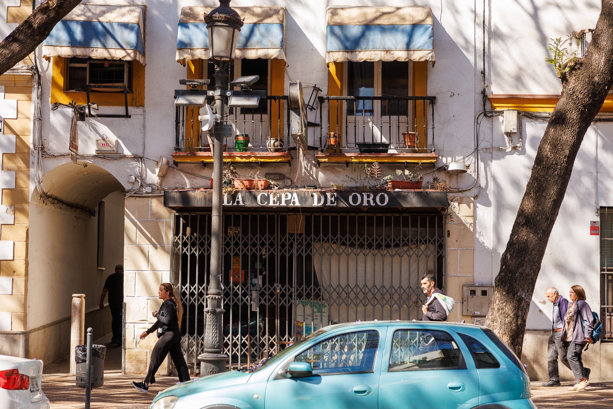 Vista del inmueble que albergó al restaurante La Cepa de Oro, en la Porvera de Jerez.