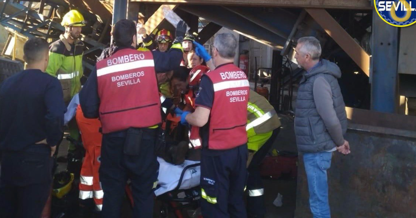 El rescate de la víctima del accidente laboral de 23 años, en una imagen de Emergencias Sevilla.