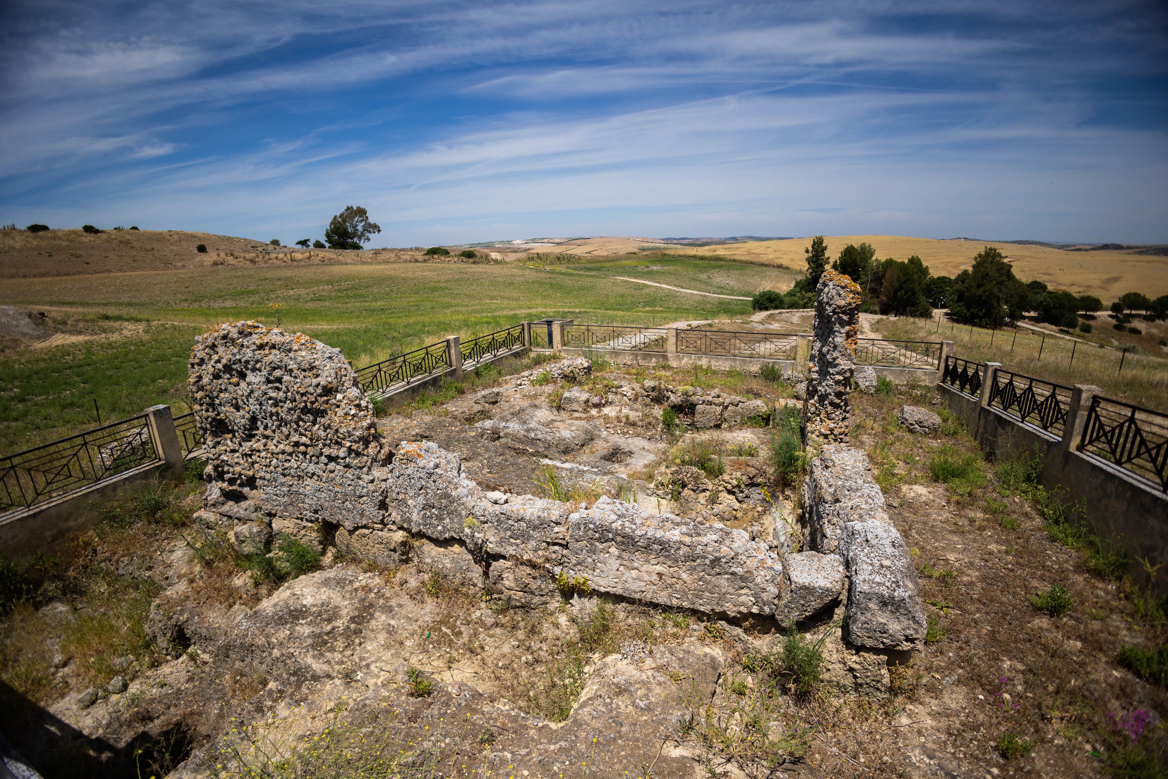 La ciudad romana de Carissa Aurelia, situada en los términos municipales de Espera y Bornos. 