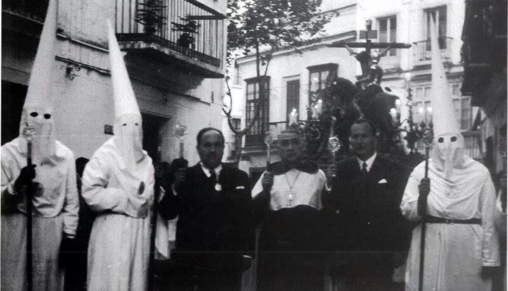 Primer salida procesional de La Lanzada en 1949 con los hermanos vistiendo la primitiva túnica blanca. 