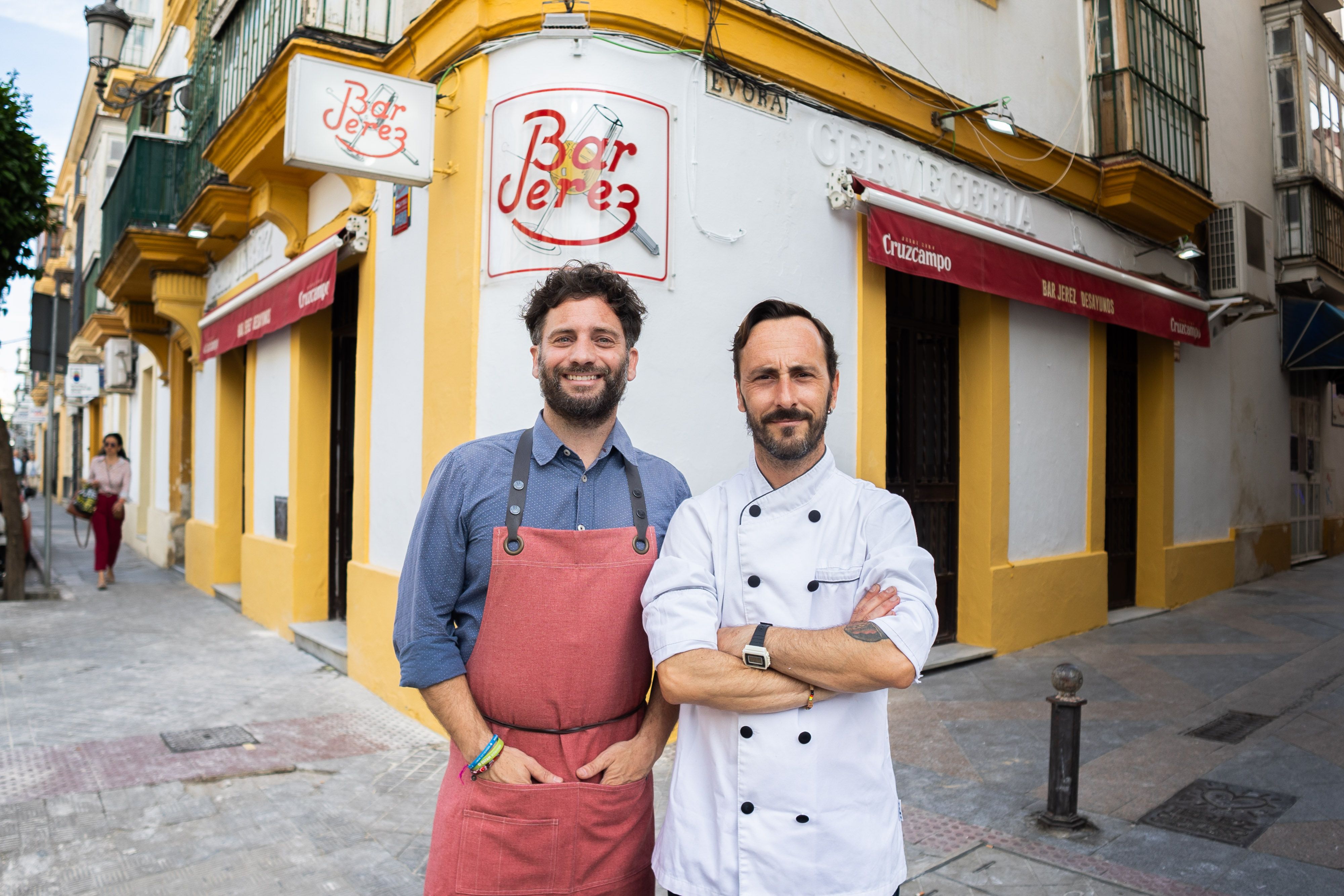 David Ripalda y Mario Pizarro, ante la fachada del antiguo Bar Jerez, que reabre temporalmente en sus manos antes de dar paso a Matria.