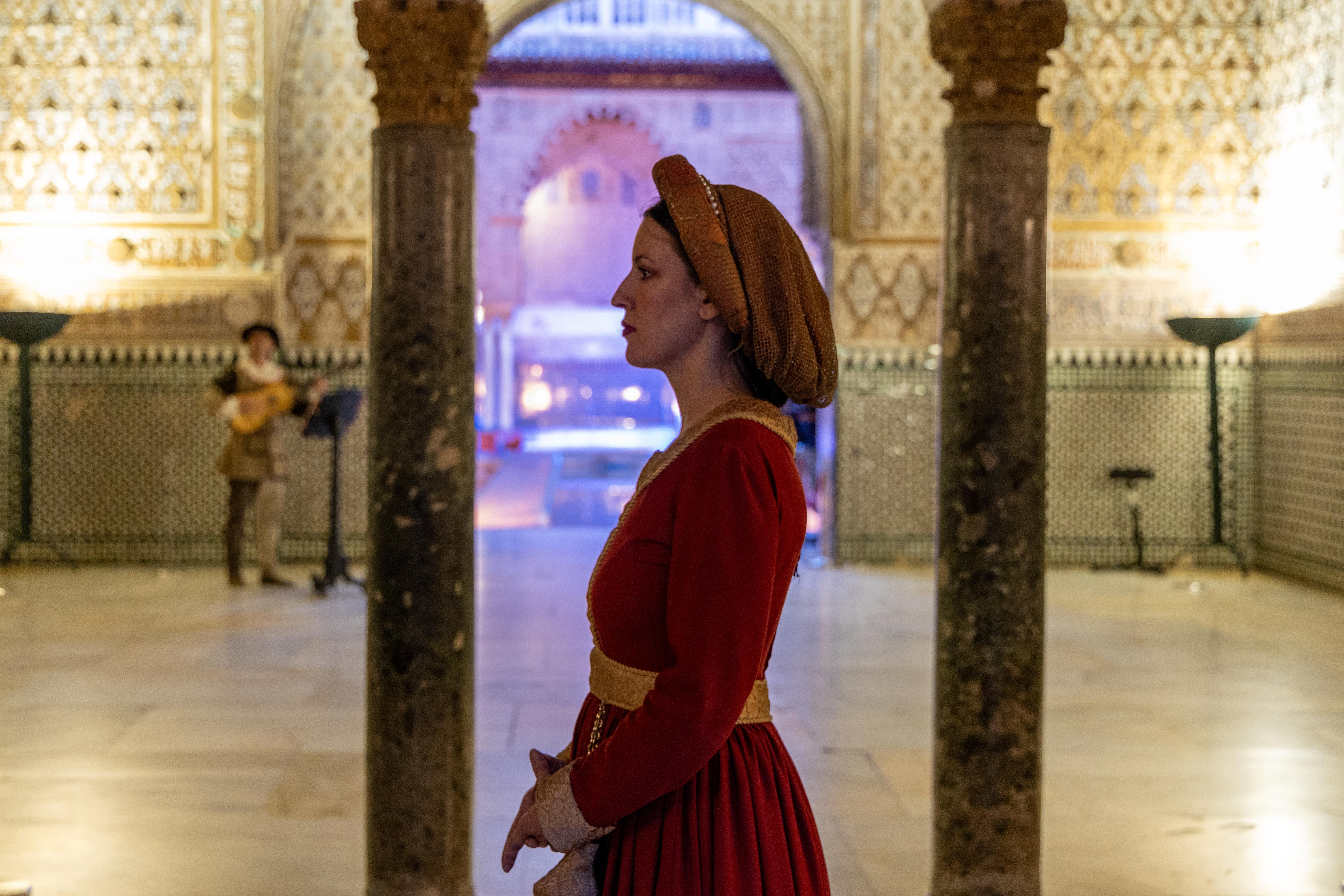 Una actriz en las visitas teatralizadas al Real Alcázar de Sevilla.